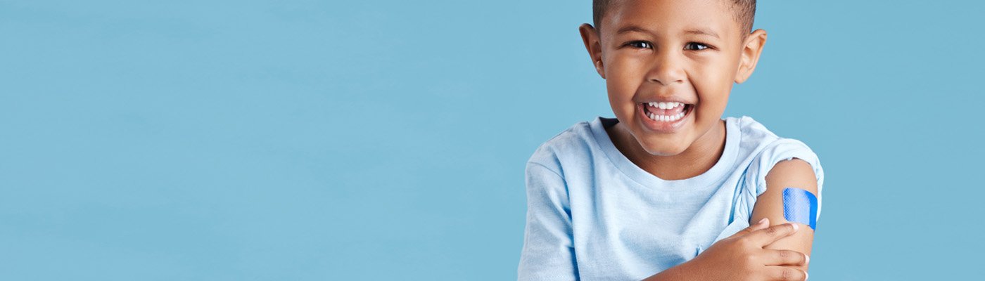 enfant avec un bandage sur le bras