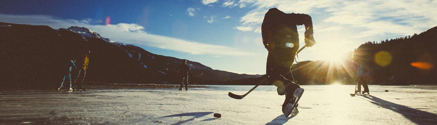 Personnes jouant au hockey sur une patinoire extérieure